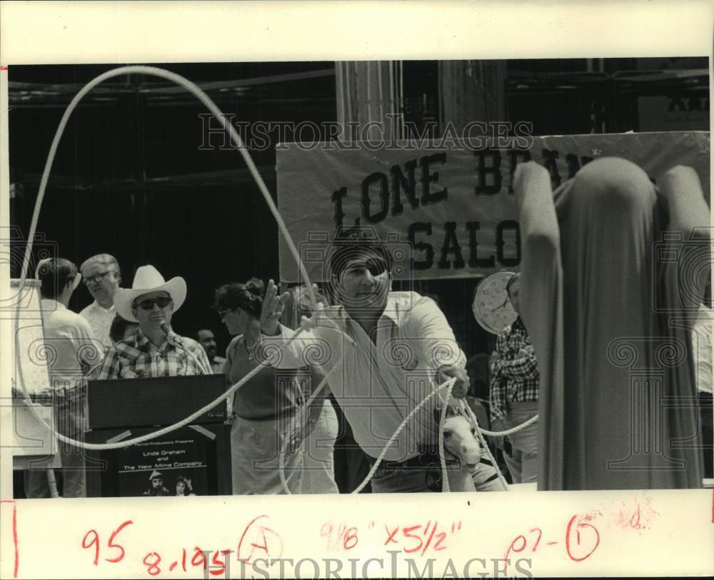 1983 Press Photo Richard Epinoza tries lassoing - Houston United Way fundraiser- Historic Images