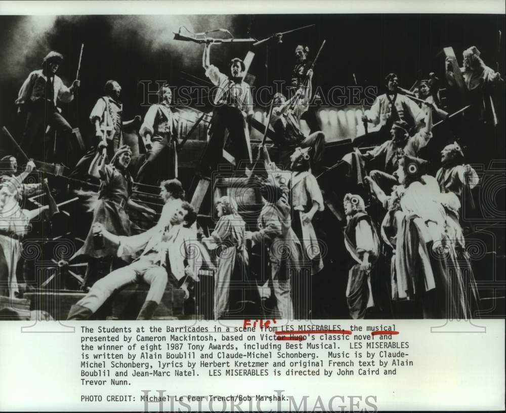 1995 Press Photo Actors in Scene of Students at Barricades in Les Miserables