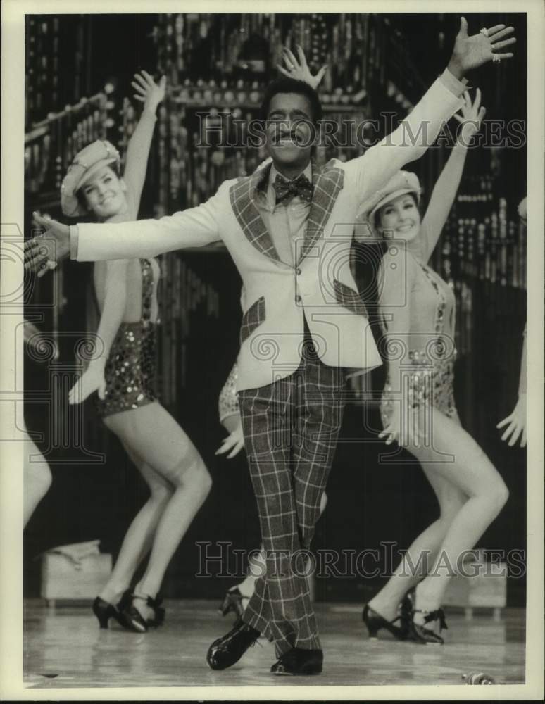1974 Press Photo Sammy Davis Jr. and dancers performing - hcx39020