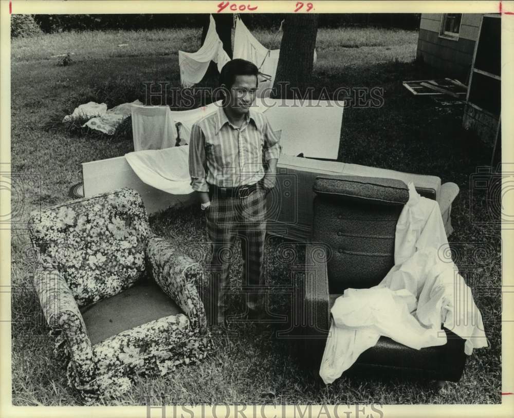 1975 Press Photo Refugee Song Ngoc waits for furniture to dry - Houston flooding- Historic Images