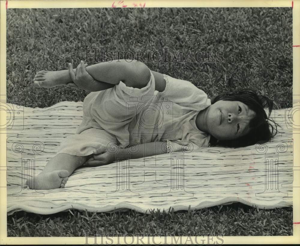 1975 Press Photo Young Vietnam refugee Hanh relaxes on blanket in Houston