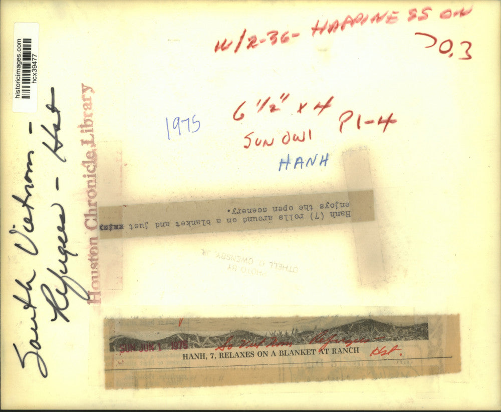 1975 Press Photo Young Vietnam refugee Hanh relaxes on blanket in Houston