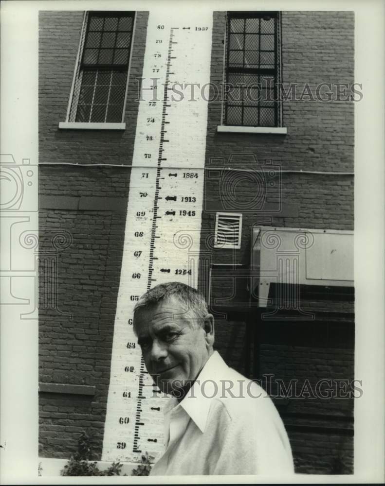 1979 Press Photo "When Havoc Struck"Â host Glenn Ford w/Cincinnati church chart- Historic Images