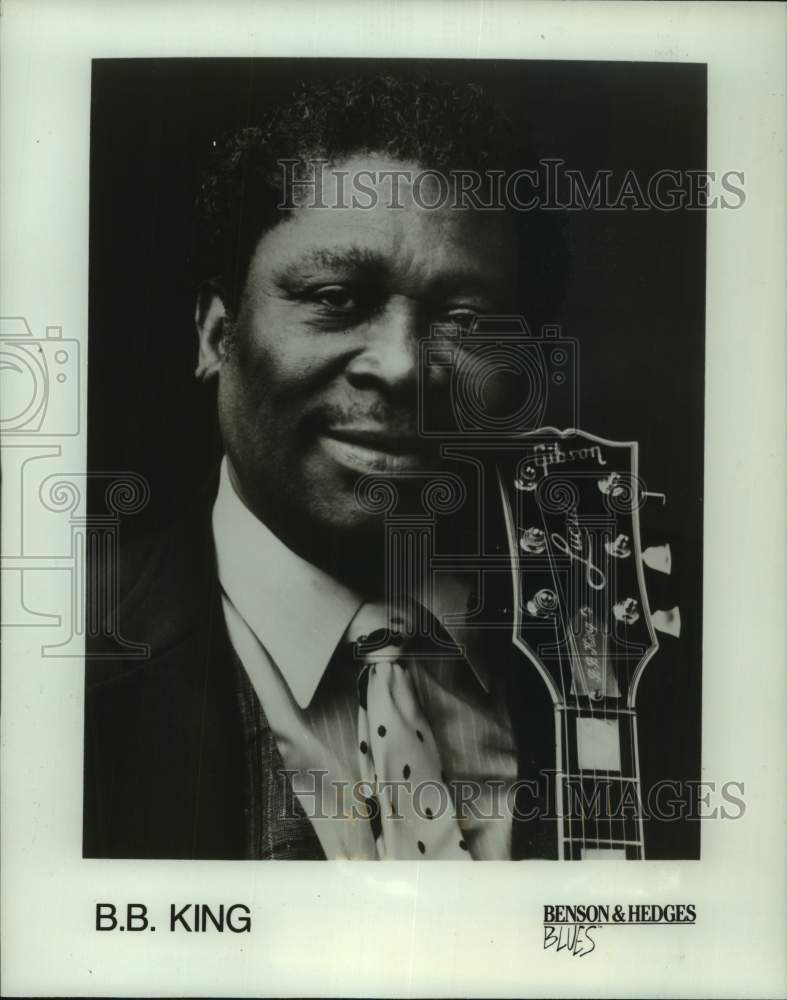 1991 Press Photo Musician B.B. King holding guitar - hcx40600- Historic Images