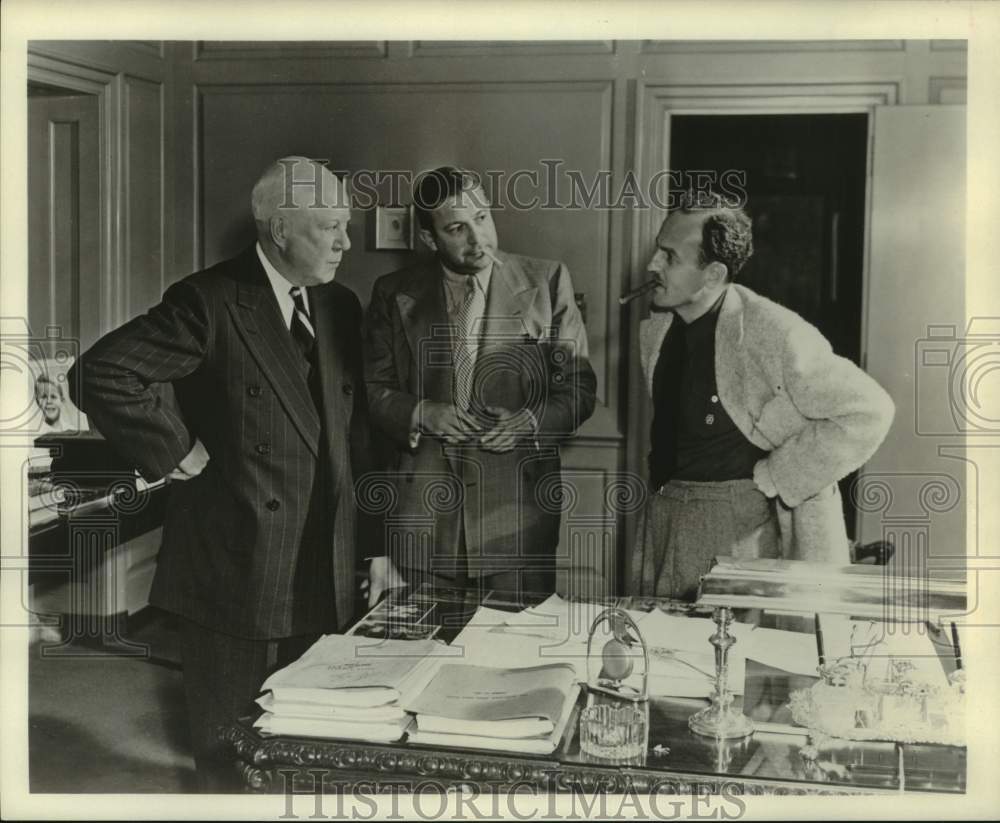 1939 Press Photo Eddie LeBaron, Mark Hellinger in Darryl Zanuck's office- Historic Images