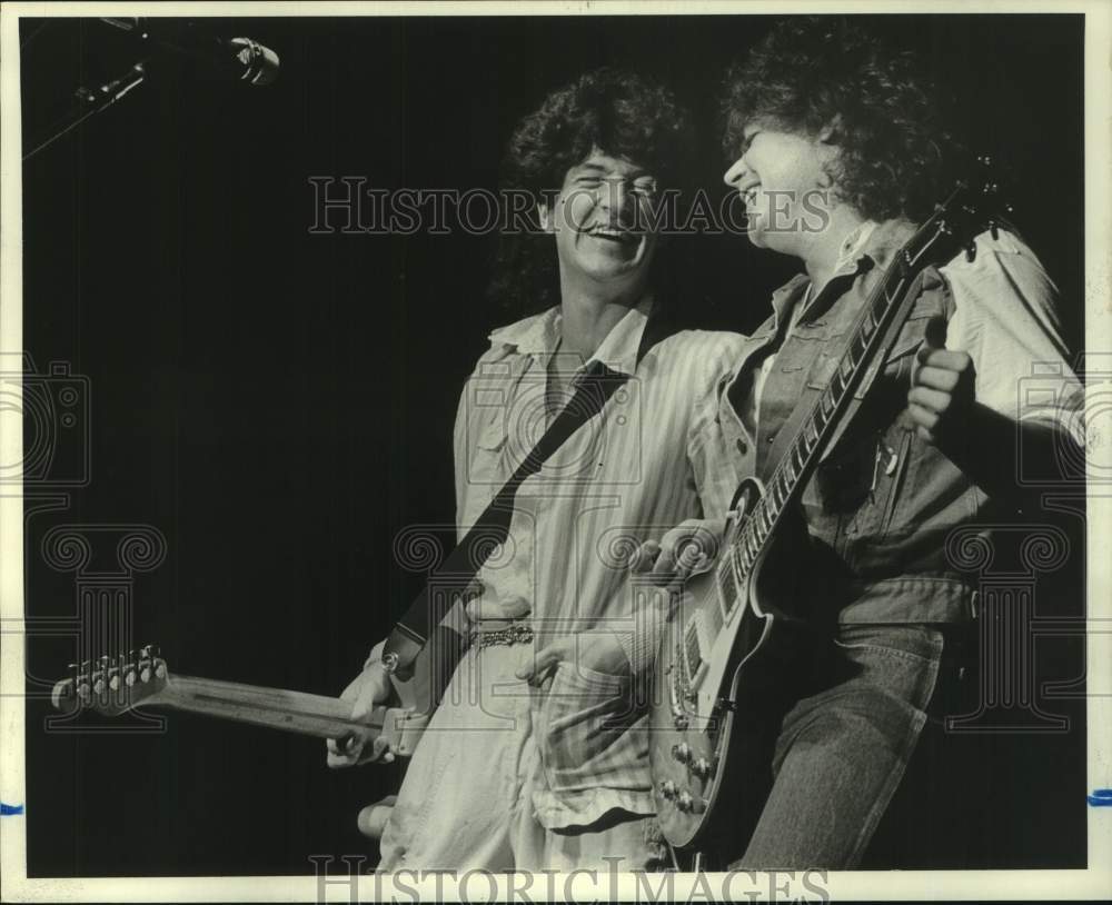 1985 Press Photo REO Speedwagon members Kevin Cronin and Gary Richrath, Houston- Historic Images