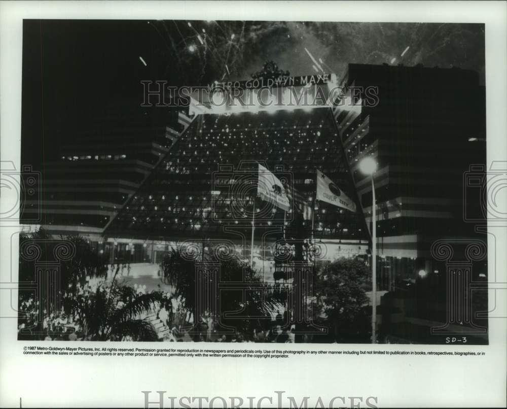 1987 Press Photo View of a Metro-Goldwyn-Mayer Building at Night - hcx41490- Historic Images