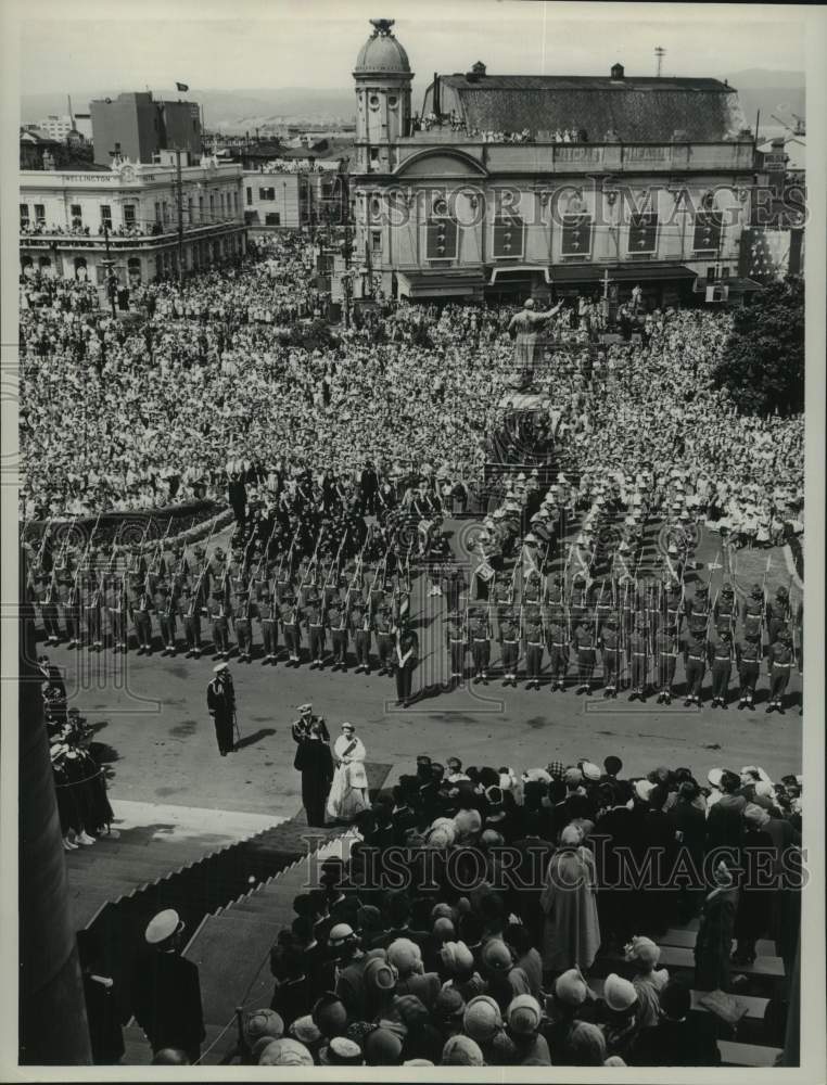 1961 Press Photo Huge crowd watches royal parade in New Zealand - hcx42242