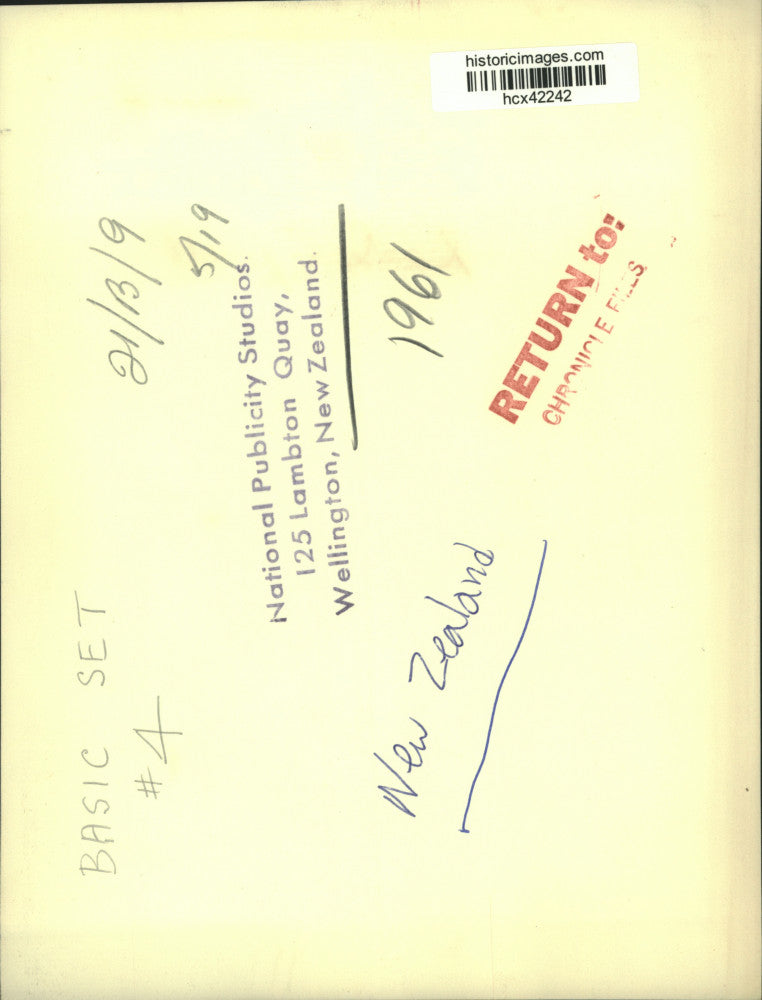 1961 Press Photo Huge crowd watches royal parade in New Zealand - hcx42242