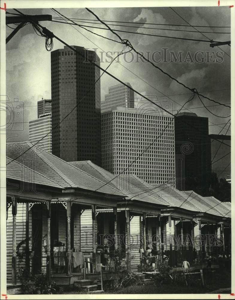 1982 Press Photo Fourth Ward shanties on fringe of Houston cityscape - hcx42309