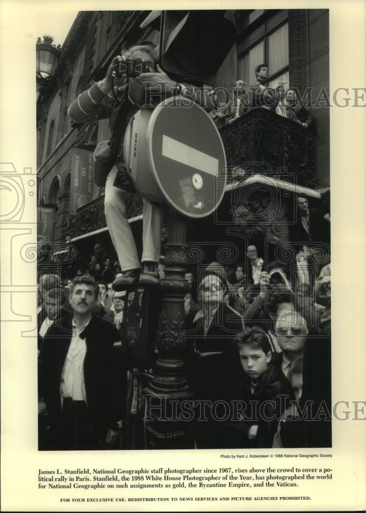 1988 Press Photo National Geographic photographer covers Paris political rally- Historic Images