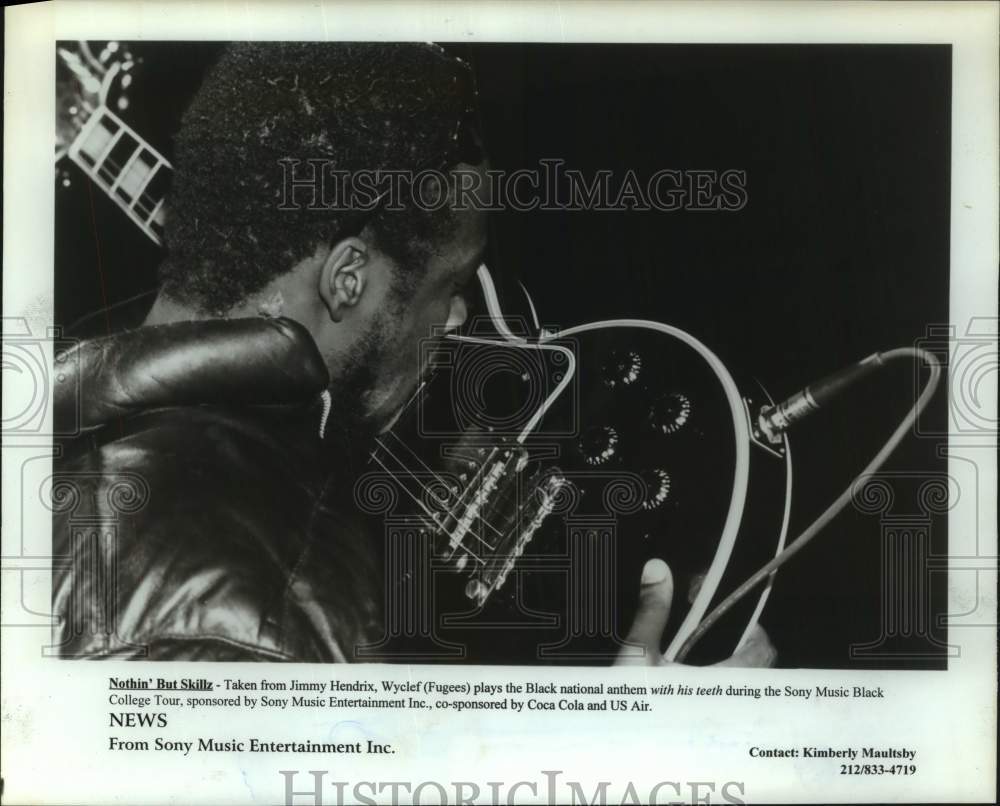 1996 Press Photo Wyclef of "The Fugees" plays guitar with his teeth-College Tour- Historic Images