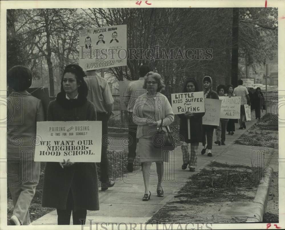 1971 Press Photo Parents picket against busing of elementary students in Houston- Historic Images