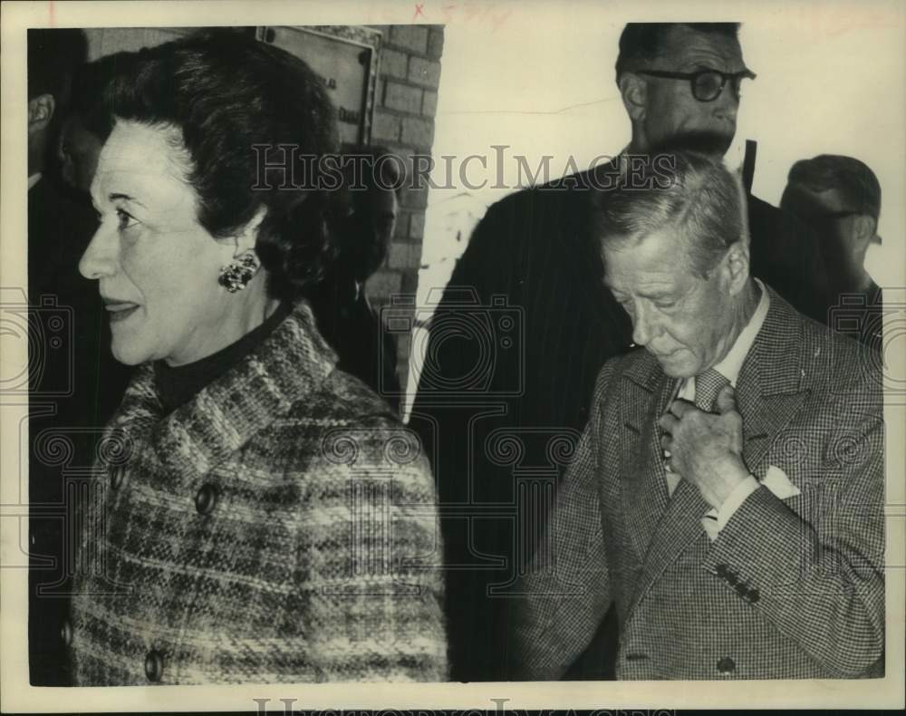 1964 Press Photo Duke of Windsor enters hospital in Houston - with The Duchess