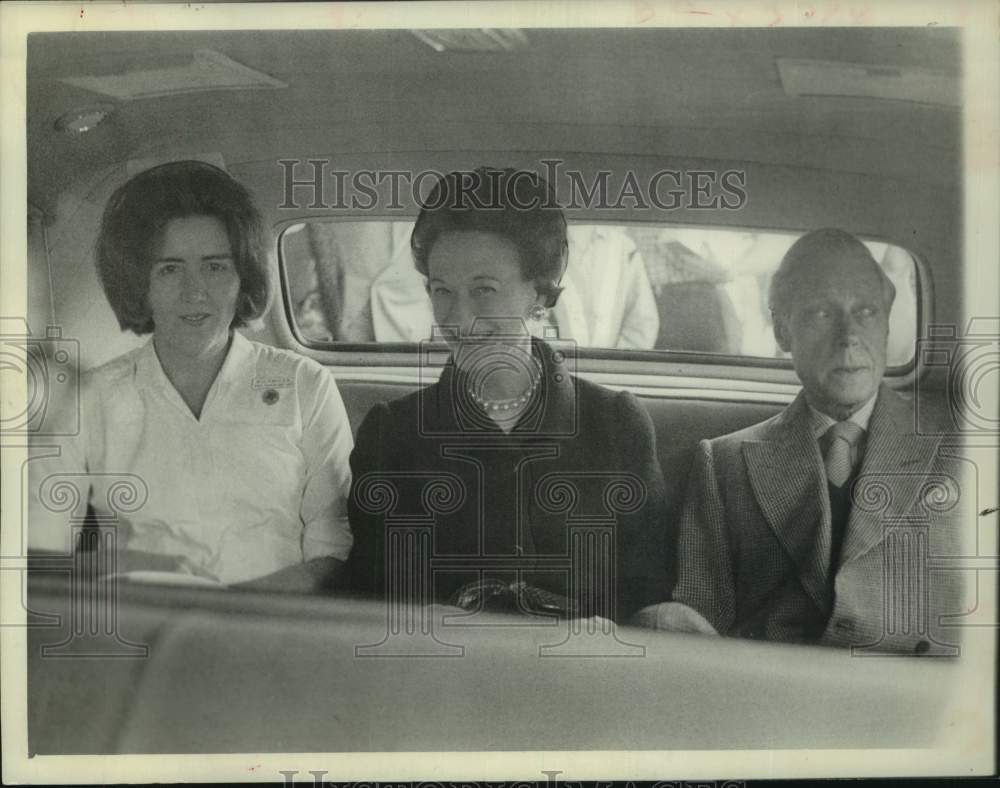 1964 Press Photo Duke and Duchess of Windsor take tour of Houston, with nurse- Historic Images