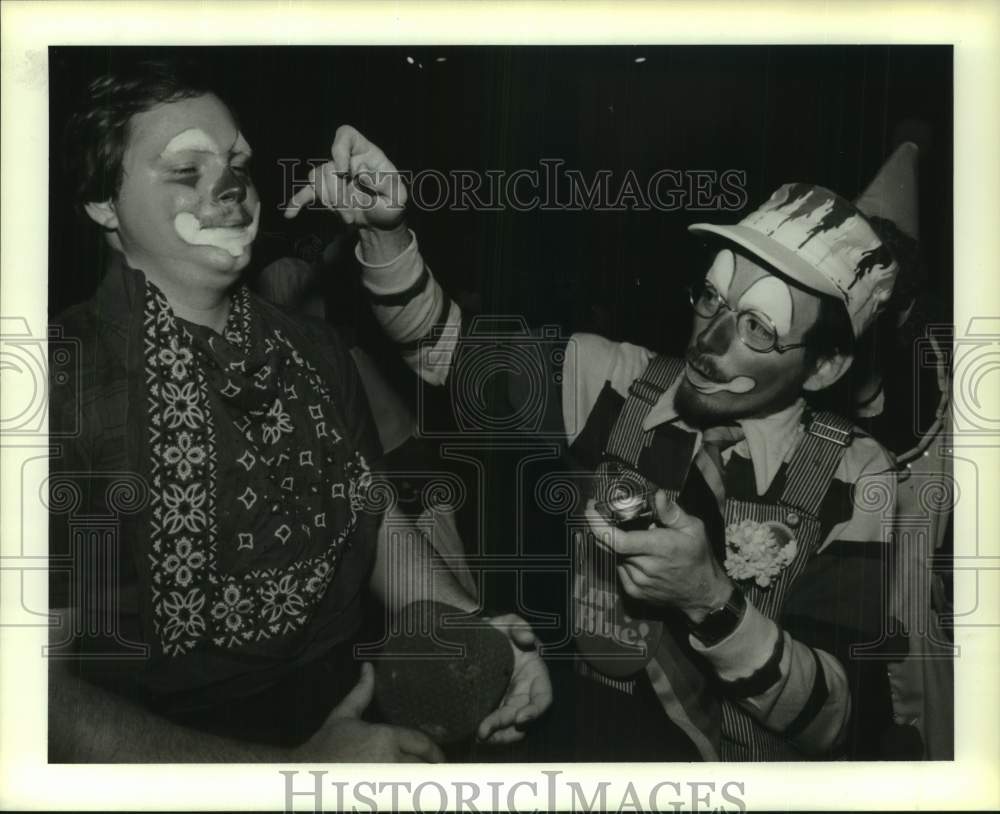 1986 Press Photo Clowns get ready; Patrick Walker, Dean Rogers - Houston- Historic Images