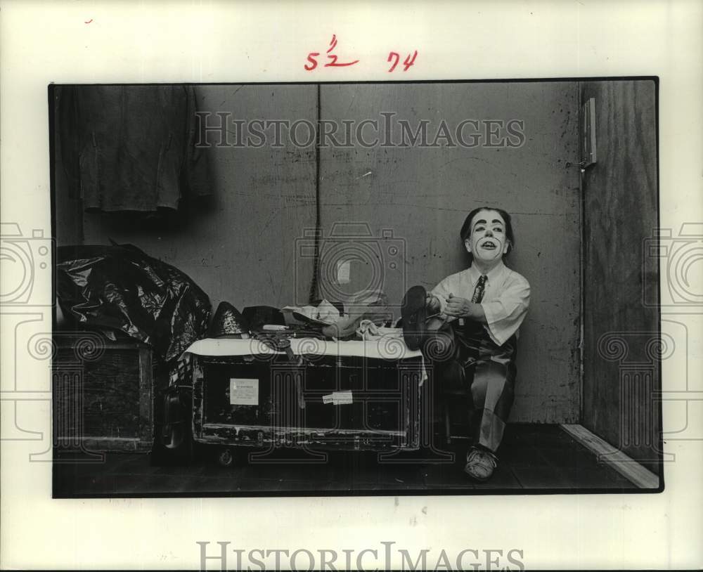1974 Press Photo June "Ducky" Dewsbury, professional clown, gets ready- Historic Images