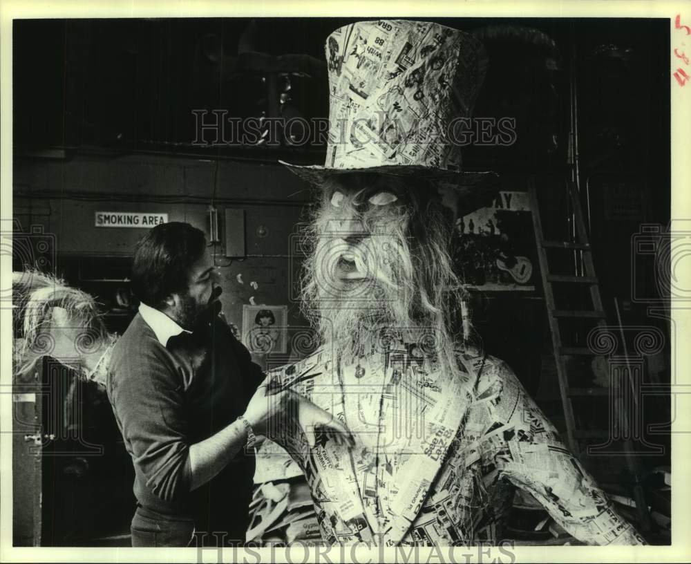 1979 Press Photo Artist creates Mardi Gras parade figure - New Orleans