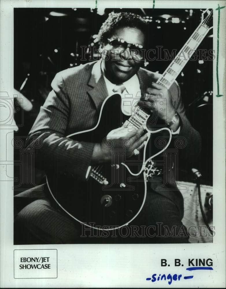 1986 Press Photo Singer B.B. King Plays Guitar - hcx45359