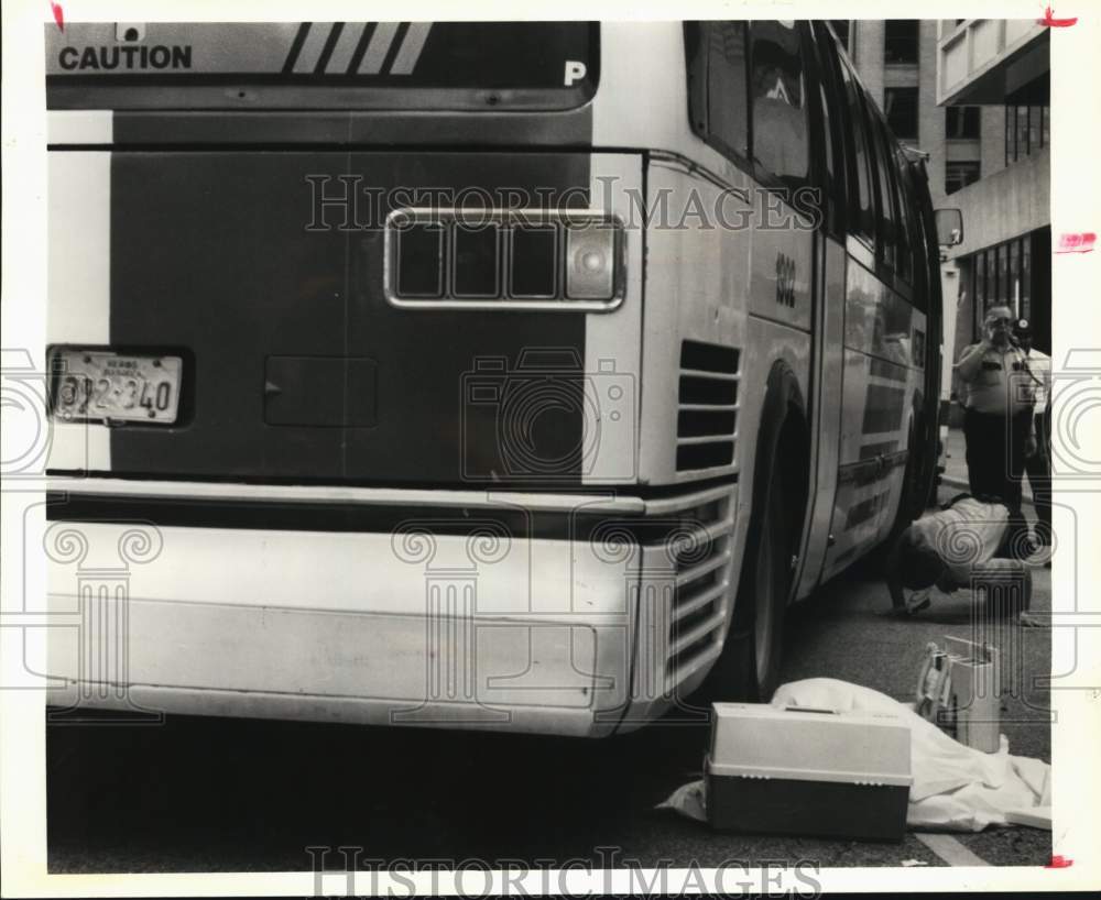 1992 Press Photo Houston police examine scene where pedestrian was hit by a bus- Historic Images