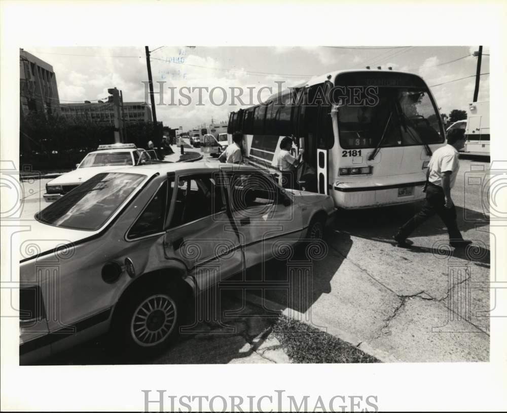 1991 Press Photo Houston scene of a Metro bus wreck at Fondren and Dumfries- Historic Images