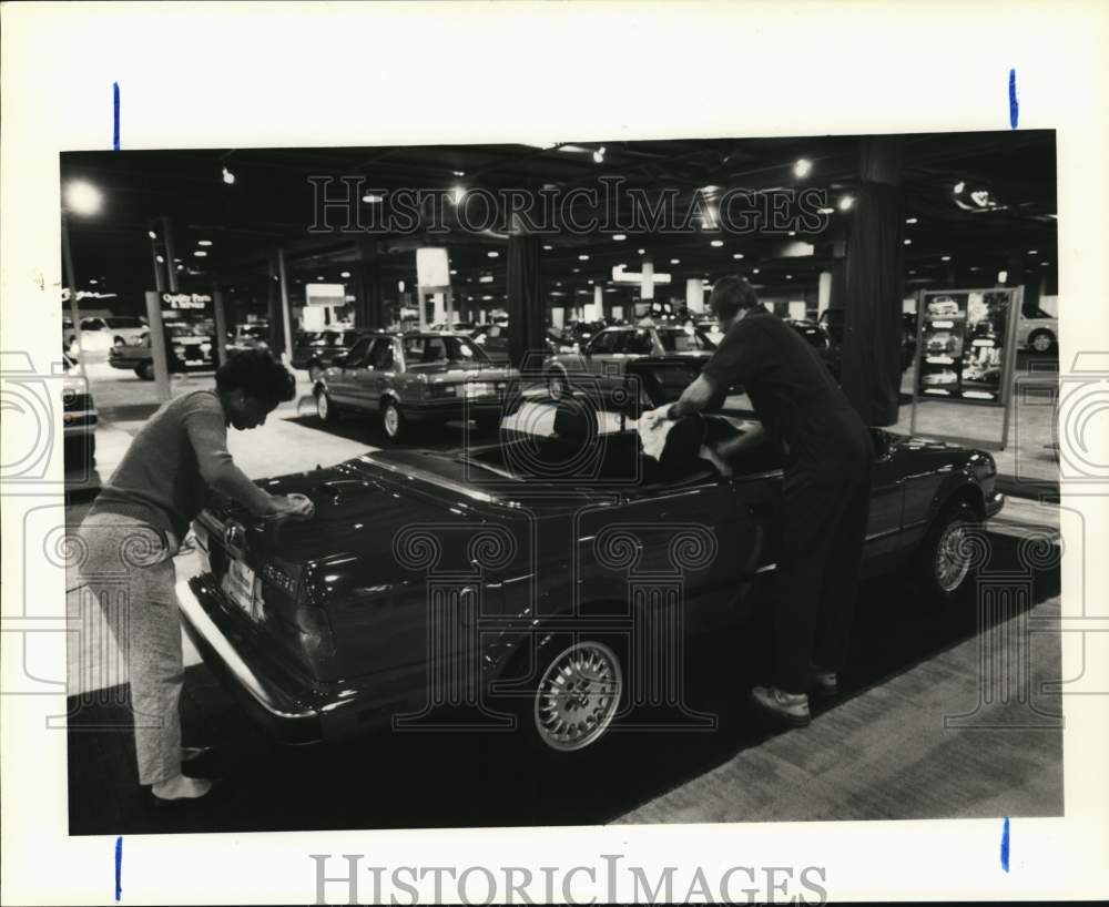 1989 Press Photo Bill Kredler and Regina Davis polish a BMW at Houston Auto Show- Historic Images