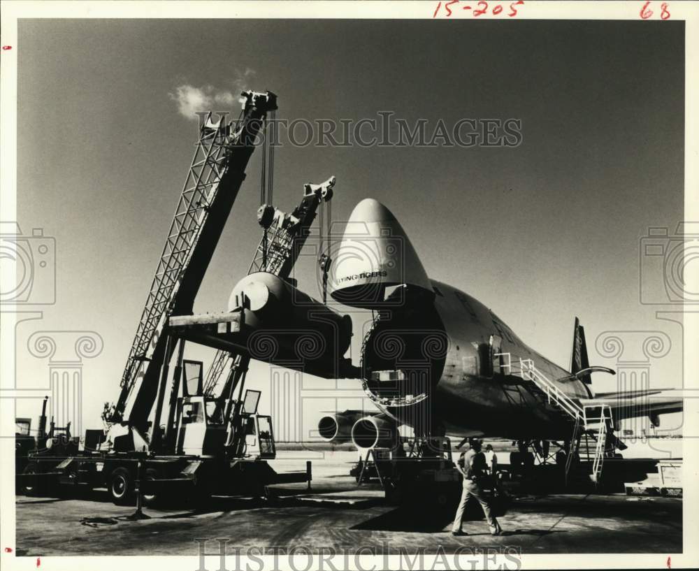 1982 Press Photo A Flying Tiger freighter at Dallas/Fort Worth Airport- Historic Images