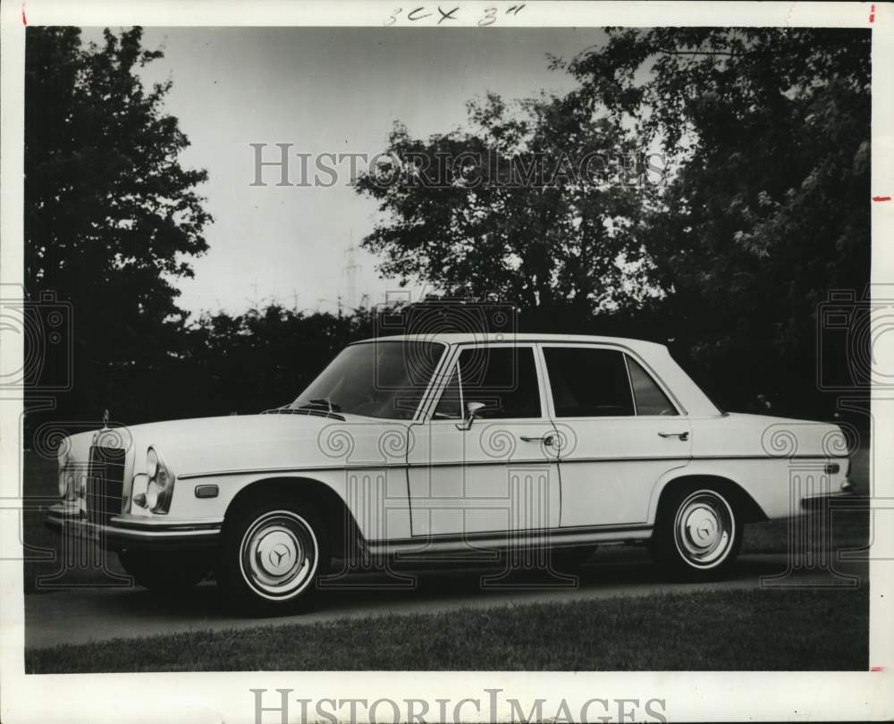 1967 Press Photo Mercedes-Benz new 250SE sedan has a reduced price - hcx46593- Historic Images