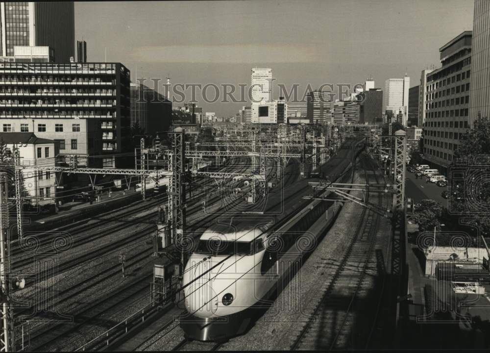 1986 Press Photo A bullet train leaving Tokyo Station - hcx46719- Historic Images