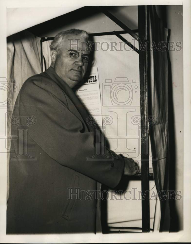 1946 Press Photo Ohio's Republican U.S. Senator, John W. Bricker, casts ballot- Historic Images