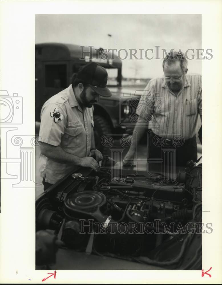 1989 Press Photo Charles Sumner &amp; Bill Black check engine in Black&#39;s Ford jeep- Historic Images