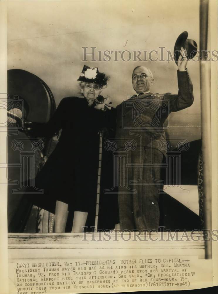 1945 Press Photo President Truman aids mother from Air Transport Command plane- Historic Images