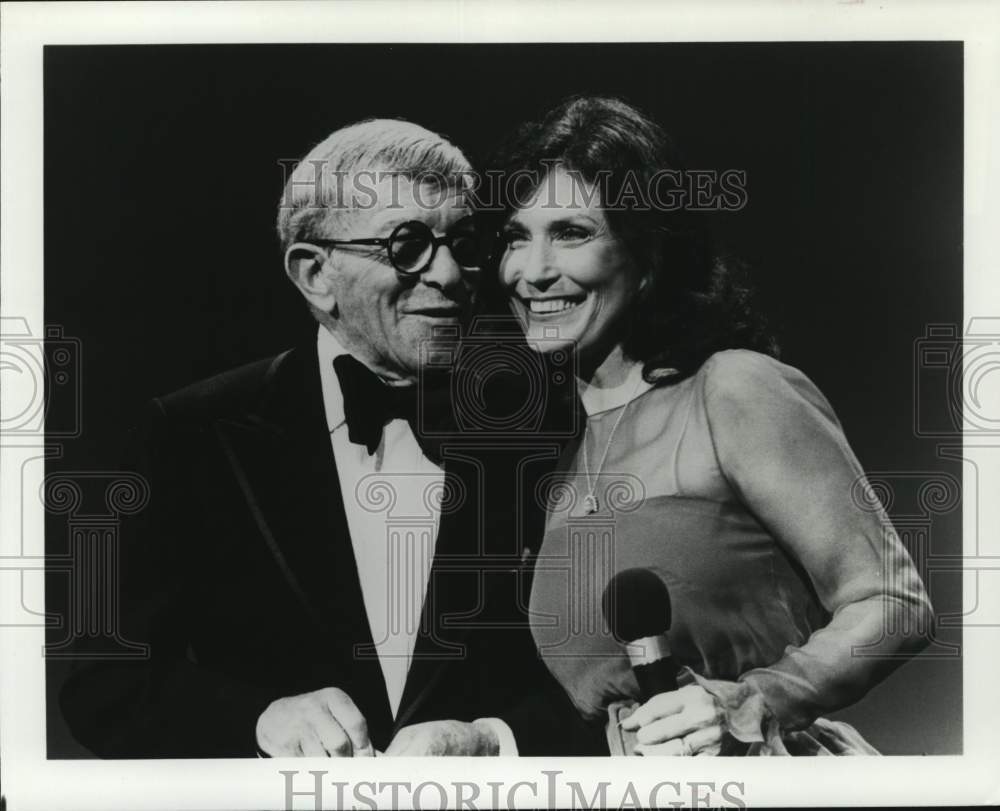 1980 Press Photo Country Music singer Loretta Lynn with George Burns - hcx47107- Historic Images