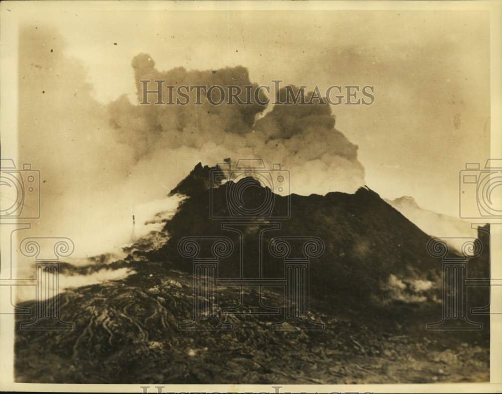 1935 Press Photo Mount Vesuvius near Naples, Italy erupts with a large lava flow- Historic Images
