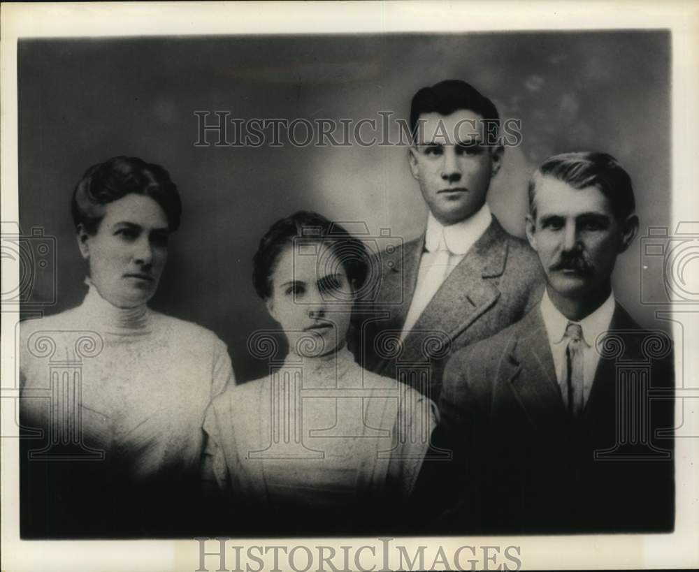 1944 Press Photo Ohio Governor John Bricker with sister Ella and their parents- Historic Images