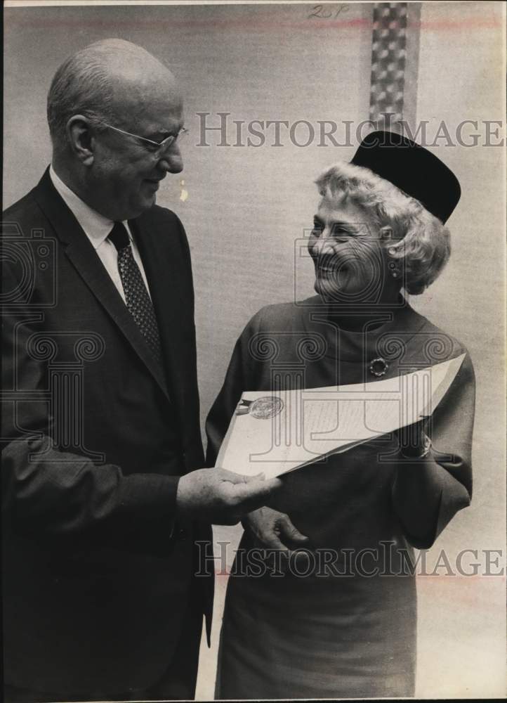 1967 Press Photo Dr. J. W. Edgar gives award to Mrs. Josephine Pazdral Terrell- Historic Images