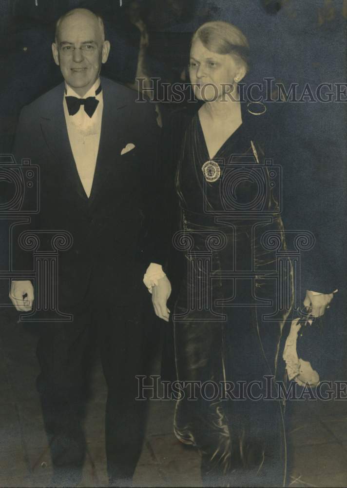 Press Photo Robert Jolly escorts his date - hcx48334- Historic Images