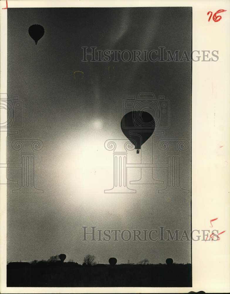 1978 Press Photo Hot-air balloons in air and three silhouetted on the ground