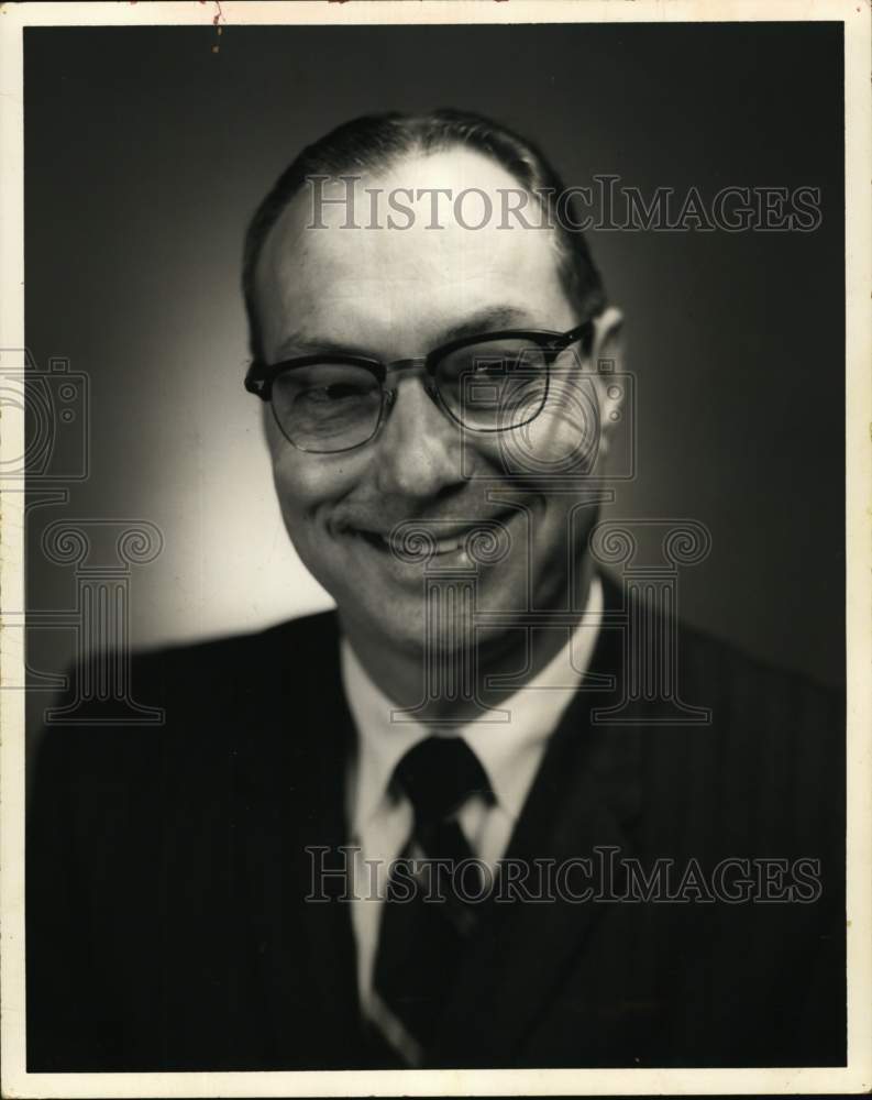 1960 Press Photo Dr. Ira Kohler, former City Councilman joins brokerage staff.