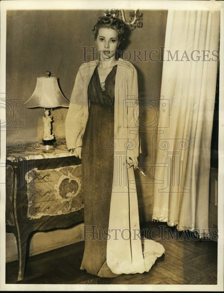 1938 Press Photo Merry Fahrney, patent medicine heiress, shown in New York.- Historic Images