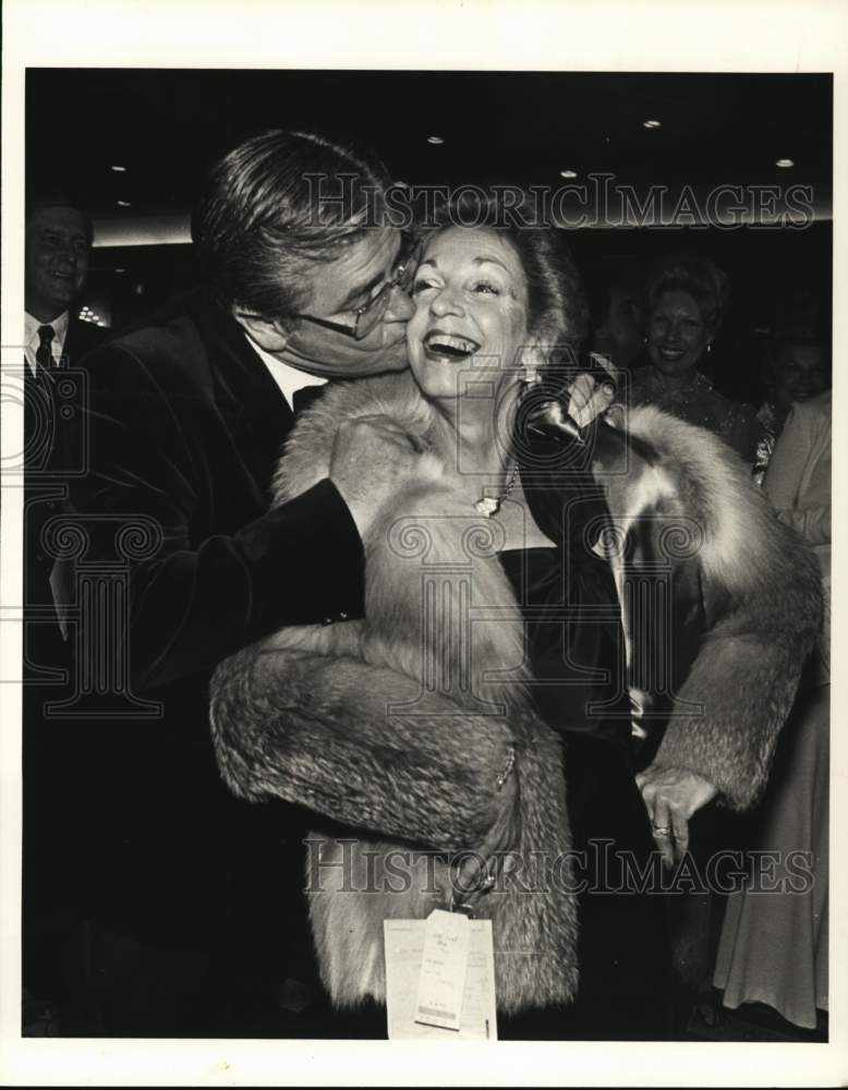 1980 Press Photo Mayor and Mrs. Jim McConn shown with red fox auction item- Historic Images