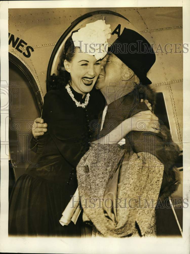 Press Photo Couple hugs at doorway of airplane - hcx49829- Historic Images