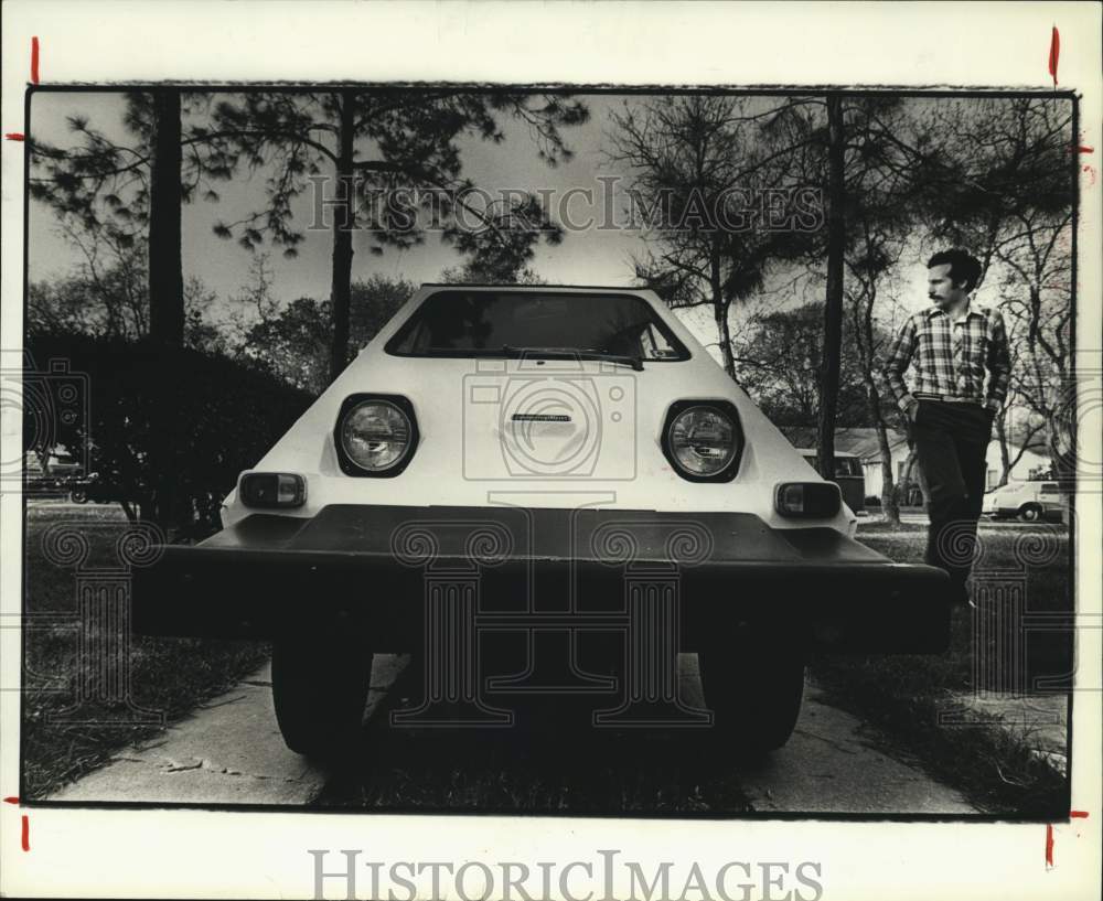 1981 Press Photo Steve Hanrahan views his electric car at his home. - hcx49946