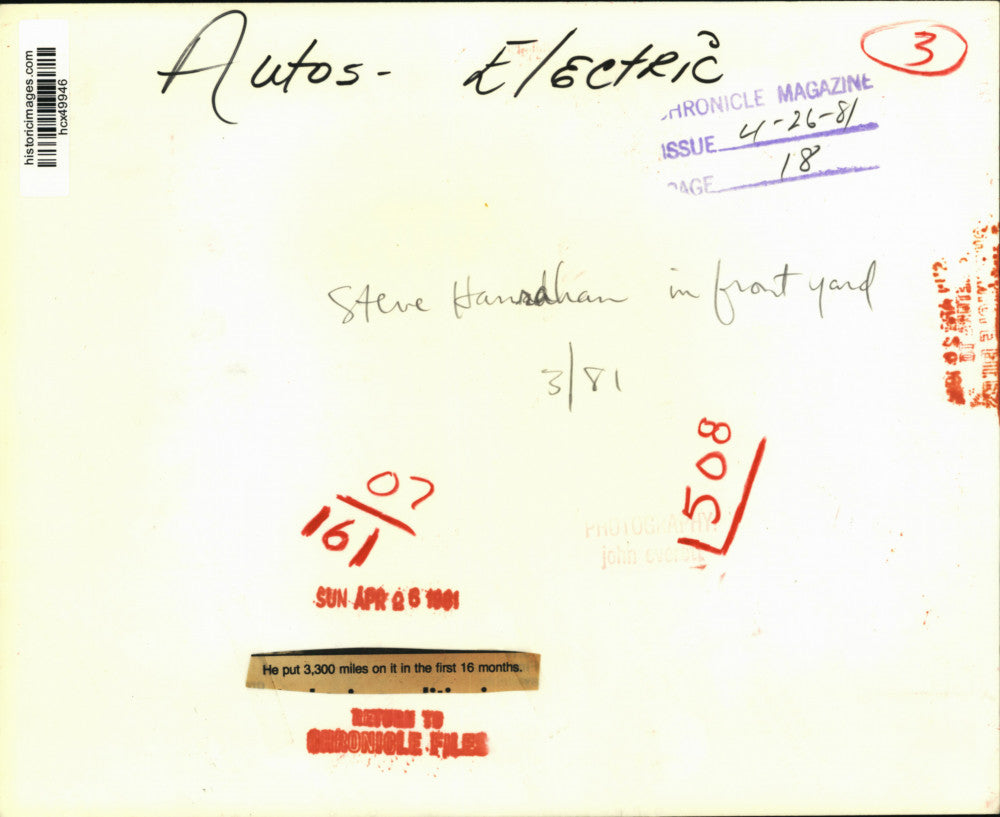 1981 Press Photo Steve Hanrahan views his electric car at his home. - hcx49946