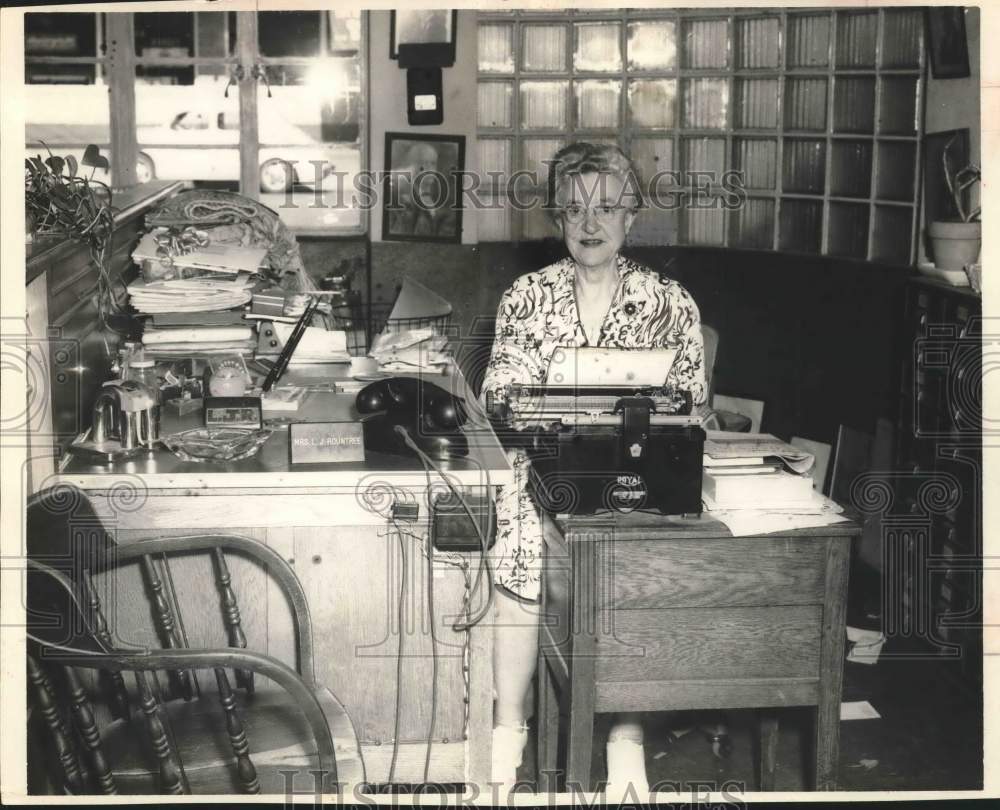 1951 Press Photo Mrs. Lee Rountree, publisher at Bryan Eagle, sits at her desk- Historic Images