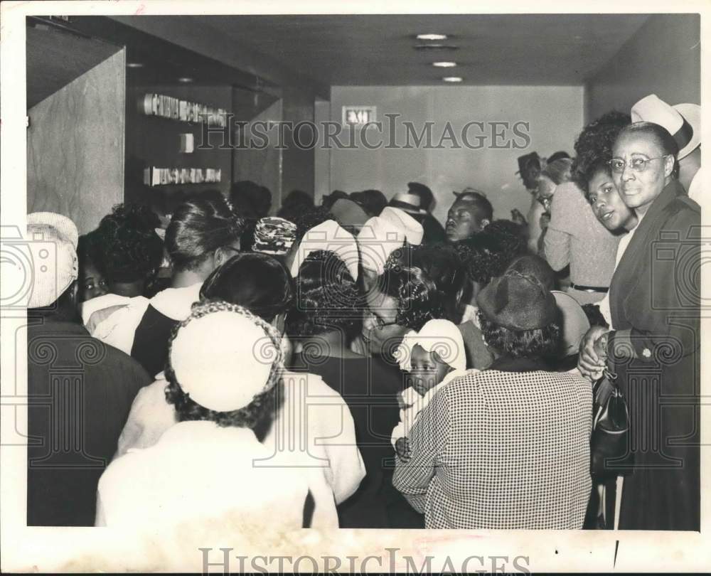 1960 Press Photo Spectators jam corridor for Selby hearing in Houston- Historic Images