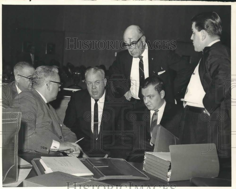 1960 Press Photo Men confer in huddle during court hearing - hcx50486- Historic Images