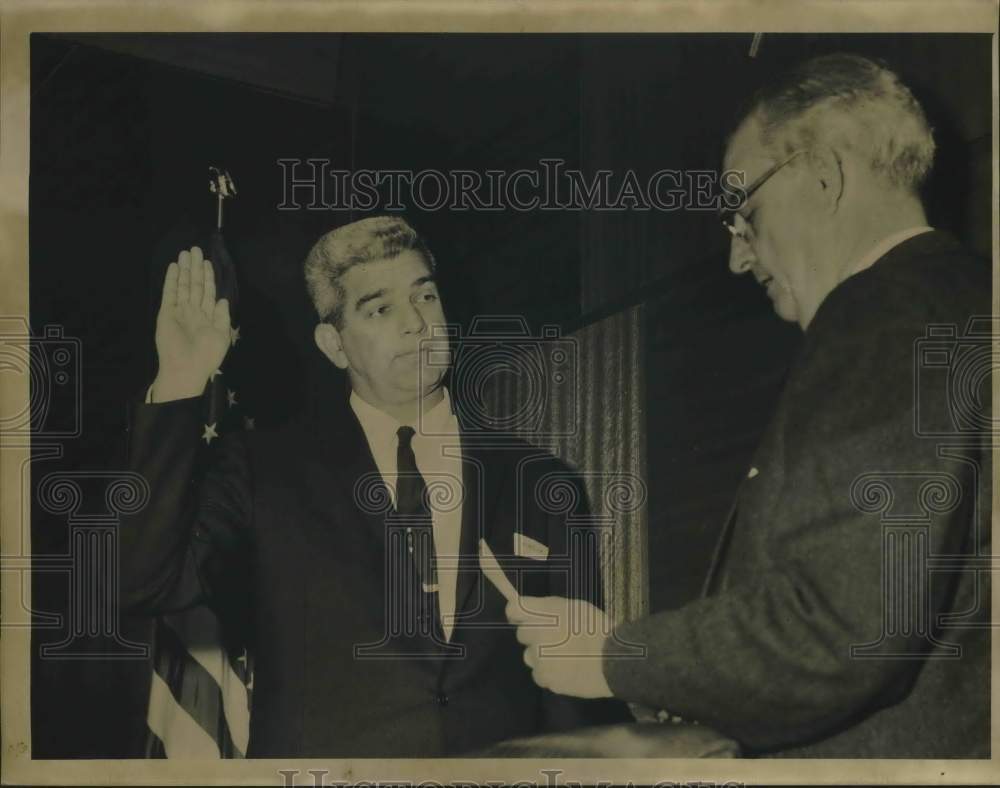 1958 Press Photo Thomas Stovall takes oath of office by Judge Wilmer Hunt- Historic Images