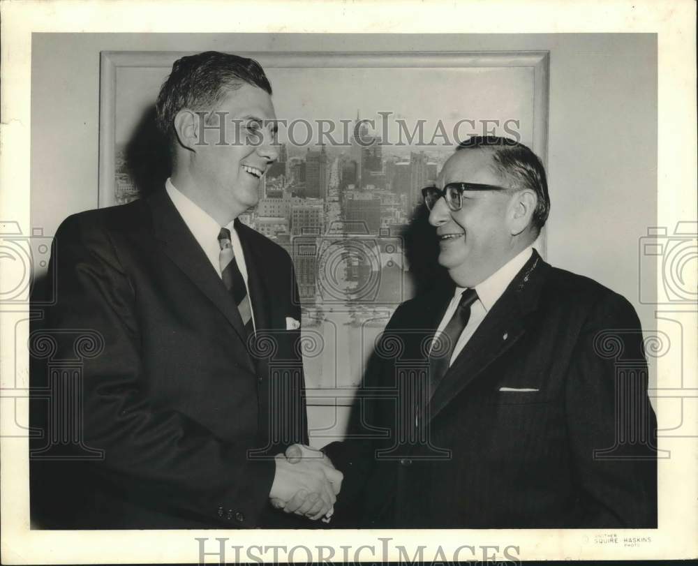 1960 Press Photo Company presidents J.A. Massey, Sam Suravitz shake hands- Historic Images