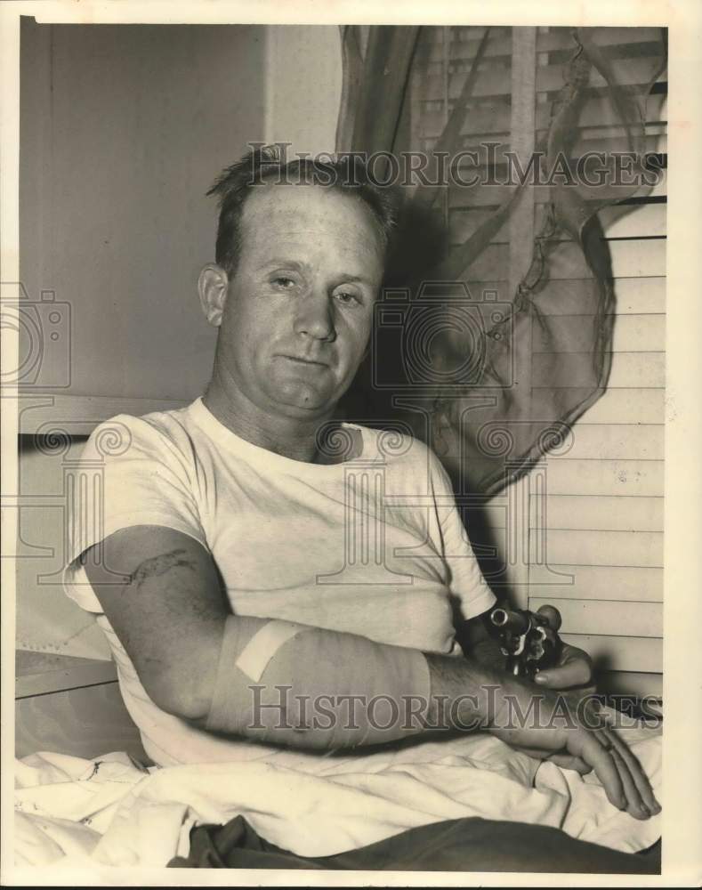 1954 Press Photo Houston patrolman Martel Moon recovering in bed - hcx50823- Historic Images